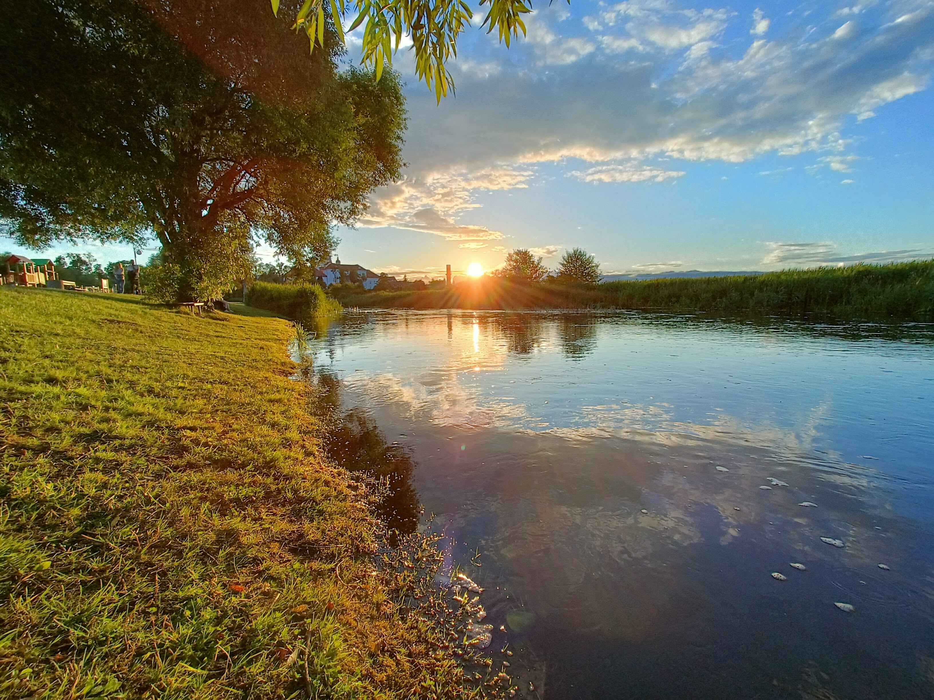 Zachód słońca nad rzeką